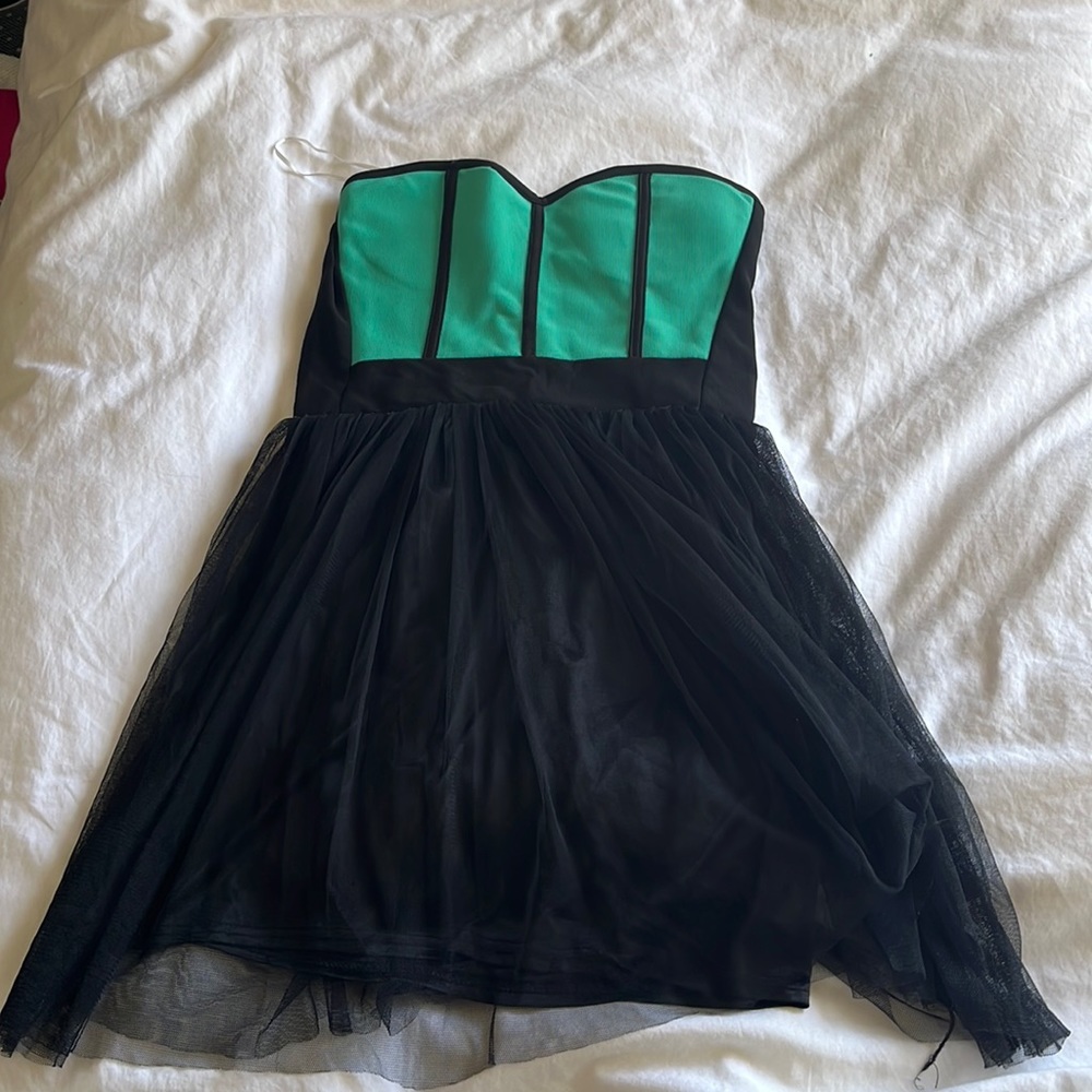 Strapless dress with sweetheart neckline and tulle skirt